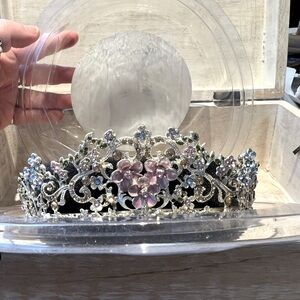 Elegant Floral Tiara with Silver Accents